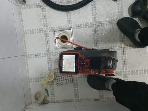 충남 하수구막힘 배수구 수위와 주변 배수구 상태를 살피는 점검 장면